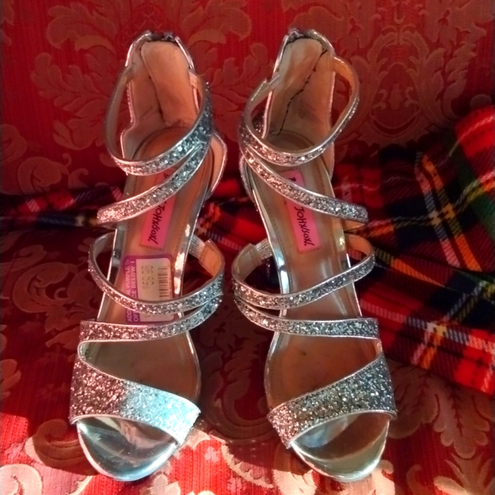 🤩BETSEY JOHNSON-Silver Glitter Heels Size 8.5